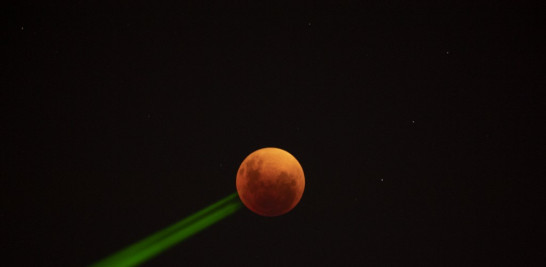 La luna de sangre se ve durante un eclipse lunar total en Santiago, Chile. MARTÍN BERNETTI / AFP