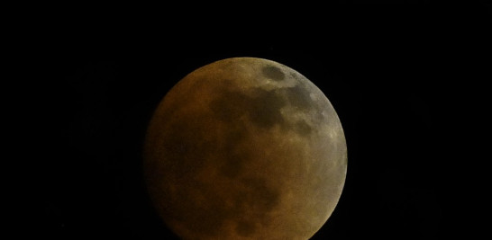 La luna de sangre se ve durante un eclipse lunar total en Ciudad de Panamá, Panamá. Luis ACOSTA / AFP