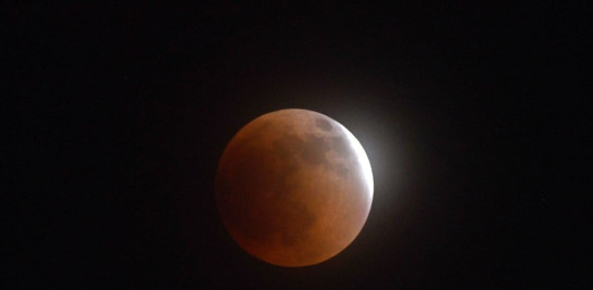 La luna de sangre se ve durante un eclipse lunar total en Bogotá, Colombia. DANIEL MUÑOZ / AFP