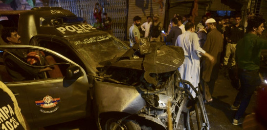 Oficiales de seguridad inspeccionan el sitio después de la explosión de una bomba en Karachi el 16 de mayo de 2022, que mató a una persona e hirió a nueve, dijo la policía.
Asif HASSAN / AFP
