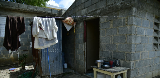 El baño de la casa es un pequeño cubículo de zinc en el patio trasero. José Alberto Maldonado / LD