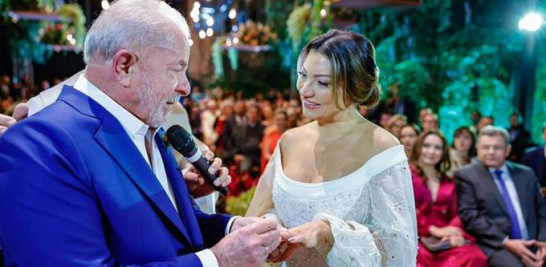 Lula da Silva se casa con la socióloga Rosangela da Silva en una ceremonia íntima en Sao Paulo.