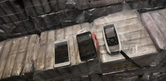 Sustancias y teléfonos móviles incautados por la DNCD.