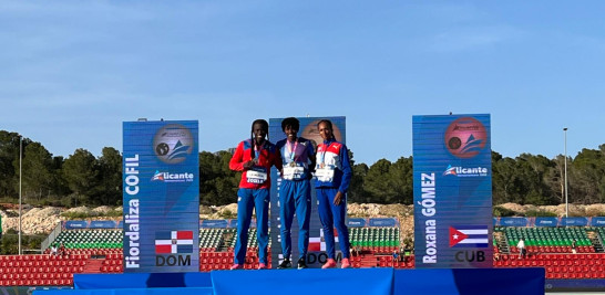 Las dominicanas Fiordaliza Cofil (izquierda) y Marileidy Paulino celebran su triunfo en los 400 metros planos. Foto: Real Federación Española de Atletismo.