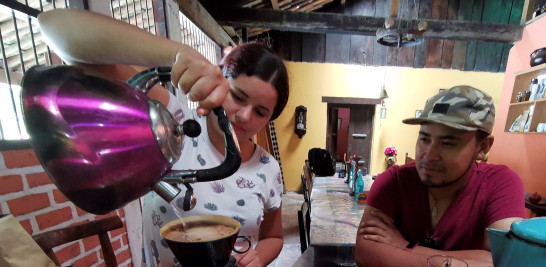 Una mujer sirve café que se cultiva en Marcala, Honduras. Foto: Germán Reyes.