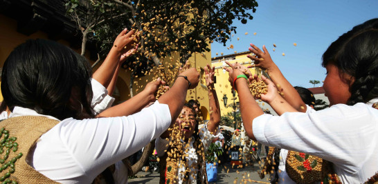 Bailarinas representan la cosecha del grano de café, durante las celebraciones del día nacional del café, en la Plaza de Armas de Lima (Perú). Foto: Ernesto Arias