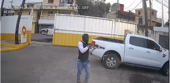 Captura del video de seguridad en la estación de gas de Los Mameyes.