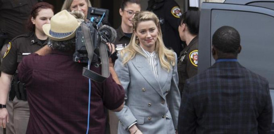 a actriz Amber Heard sale del juzgado del condado de Fairfax el viernes 27 de mayo de 2022 en Fairfax, Virginia. Un jurado escuchó los argumentos finales en la demanda por difamación de alto perfil de Johnny Depp contra su ex esposa Amber Heard.