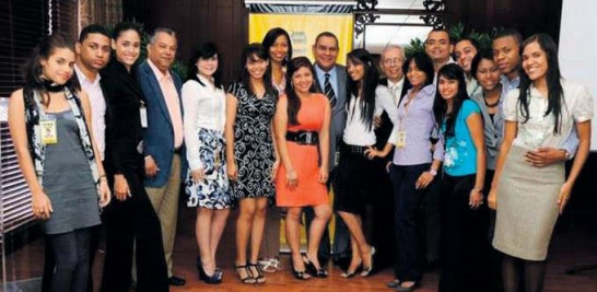 Un grupo de pasantes del programa Periodista por un Año de Listín Diario.