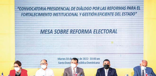 Los partidos se reúnen en la sede de la Junta Central Electoral repasando la ley en esa materia. JORGE CRUZ/LD