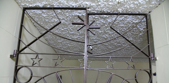 Las cinco estrellas que caracterizaban al generalísimo también están plasmadas en las puertas del sótano de la iglesia/ Raul Asencio Listín Diario