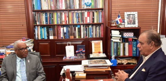 Juan Rosa, director de Jubilaciones y Pensiones del Estado, visitó al director de Listín Diario, Miguel Franjul, en su despacho. JORGE MARTÍNEZ/LD