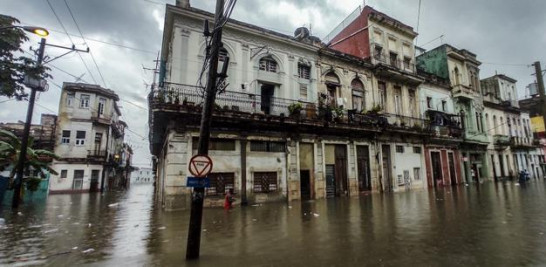 Vista de una calle inundada en La Habana, el 3 de junio de 2022. Los remanentes del huracán Agatha provocan este viernes intensas y persistentes lluvias en las provincias occidentales y centrales de Cuba. YAMIL LAGE / AFP