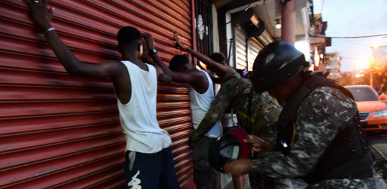 Militares y policías hicieron los primeros arrestos anoche en la capital para contener delincuencia.