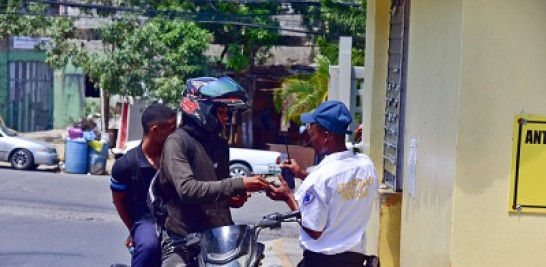 Motorista entregando su documento de identificación a un personal de seguridad. Foto: Jorge Ramírez
