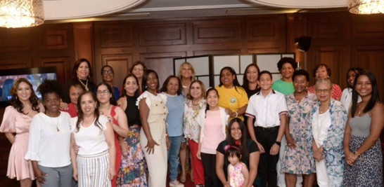 Mirna Pimentel presidenta de la ADCS junto a las cronistas y sus hijos que asistieron al encuentro.