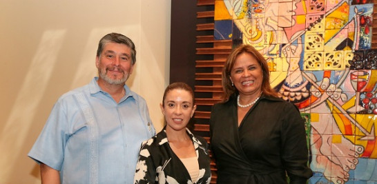 Carlos Peñafiel, Regina Flores y Rosa María García.