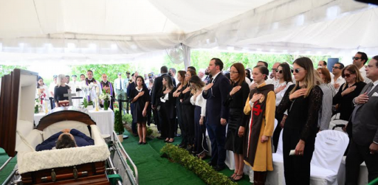 Momento previo al acto de sepultura del cuerpo del exministro de Medio Ambiente, Orlando Jorge Mera, asesinado el lunes en su despacho. JOSÉ A. MALDONADO/LISTÍN DIARIO