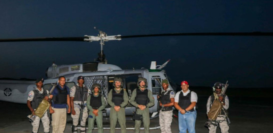 La tripulación y tropas de apoyo de uno de los helicópteros empleados en la labor de caza de delincuentes en Santo Domingo.