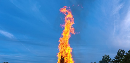 El 24 de junio se celebran rituales y hogueras pidiendo purificación. Una hoguera tradicional para celebrar el Jaanipaev (Día de Jaan) en Estonia. ISTOCK