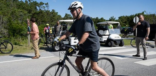 El presidente de los Estados Unidos, Joe Biden, monta su bicicleta en el Parque Estatal Gordon's Pond en Rehoboth Beach, Delaware. Foto: AFP Forum