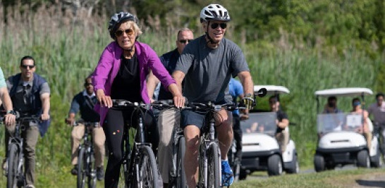El presidente de los Estados Unidos, Joe Biden, y la primera dama de los Estados Unidos, Jill Biden, andan en bicicleta en el parque estatal Gordon's Pond en Rehoboth Beach, Delaware. Foto: AFP Forum