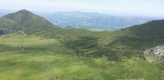 Montaña, monte, valle, prados y lagos.... y todos los tonos de los verdes en los Picos de Europa. Covadonga. Asturias. Amalia González/ EFE
