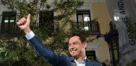 El candidato del Partido Popular (PP) para las elecciones regionales andaluzas, Juanma Moreno, hace un gesto mientras pronuncia un discurso durante una reunión posterior a las elecciones regionales andaluzas, en Sevilla, ayer. AFP