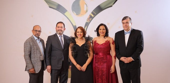 Miguel Popa, Alberto Santana, Evangelina Soler, Elizabet Gutiérrez y Fernando Moreno