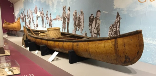 Exhibición de canoas en el Abbe Museum.