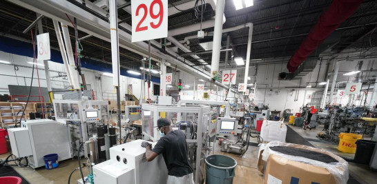 Trabajadores operan la maquinaria de impresión de discos de vinilo en las instalaciones de United Record Pressing, el jueves 23 de junio de 2022 en Nashville, Tennessee (Foto AP/Mark Humphrey).