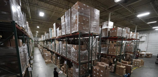 Componentes como fundas de discos, folletos y cubiertas de cartón se almacenan en un depósito en las instalaciones de United Record Pressing, el jueves 23 de junio de 2022 en Nashville, Tennessee. (Foto AP/Mark Humphrey).