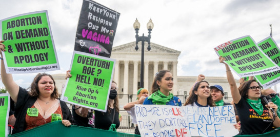 Activistas por el derecho al aborto reaccionan frente a la Corte Suprema de los Estados Unidos