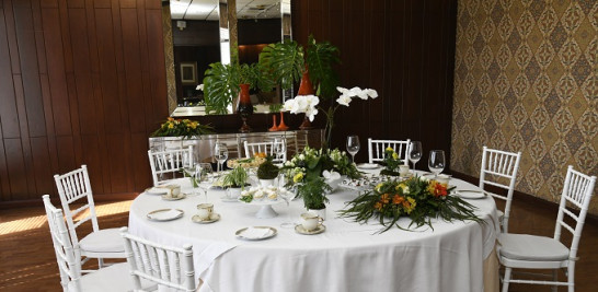 La belleza sublime de las orquídeas blancas, asociadas, como el arte, a la eternidad, fue el punto de inspiración de Isidro Nolasco para la decoración de la mesa de té, del salón Arturo J. Pellerano Alfau, de Listín Diario.