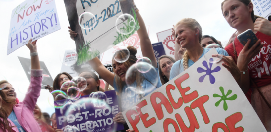 Los activistas contra el aborto celebran frente a la Corte Suprema de los Estados Unidos por la decisión de prohibir la interrupción del embarazo. / AFP