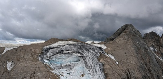 Fotografia tomada desde un helicóptero de rescate, muestra el glaciar Punta Rocca que se derrumbó cerca de Canazei, en la montaña de Marmolada. Foto: AFP Forum