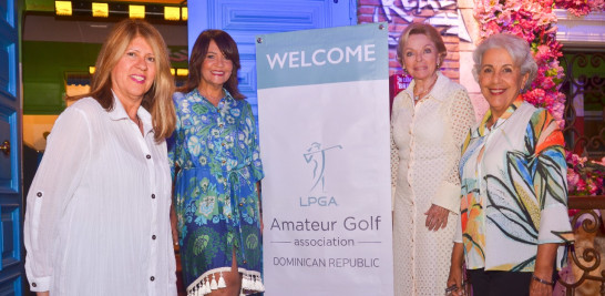 Directivas de LPGA Amateurs DR en la cena de bienvenida del LPGA Scramble Open Punta Cana. Desde la izquierda, Rosa López, Lissette de los Santos, Francine Carrier y Francia Álvarez.