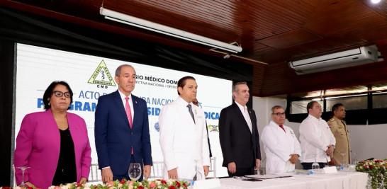 La mesa de honor en la apertura de las residencias médicas.