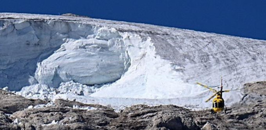 Un helicóptero de rescate sobrevuela el glaciar Punta Rocca que se derrumbó cerca de Canazei, en la montaña de la Marmolada. Foto: AFP Forum