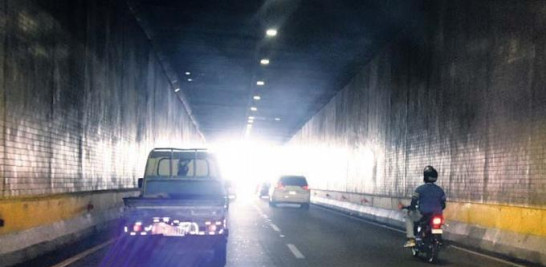 Un camionero y un motociclista atraviesan un túnel en abierta violación de la ley. JORGE MARTINEZ/LD