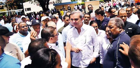 El presidente Luis Abinader participó en varios actos en Santo Domingo Este, el pasado sábado. En algunos de ellos se confundió con la concurrencia. JORGE CRUZ