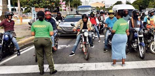 Agentes de la Digesett y miembros del Comité de los Derechos Humanos iniciaron ayer una jornada de concientización a peatones del Gran Santo Domingo. JORGE MARTÍNEZ