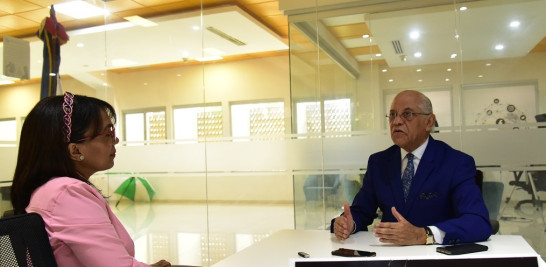 El veterano comunicador Ramón Puello Báez durante su conversación con la periodista Ynmaculada Cruz Hierro en la redacción de Listín Diario.