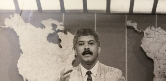Ramón Puello Báez durante una de sus intervenciones noticiosas en el siglo XX.