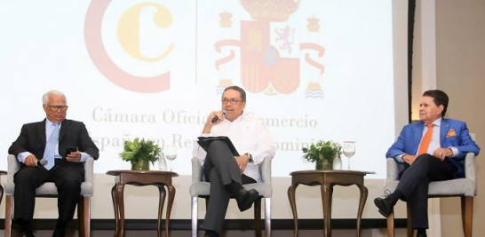 Los expositores Luis López, Simón Suárez y Julio Llibre.