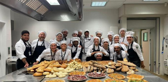 Antuan (al centro al frente) junto a sus compañeros de curso en el Basque Culinary Center, en el País Vasco.