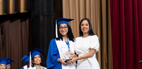 Linette Rodríguez Méndez recibe su reconocimiento de Delores Sanchez, directora ejecutva.