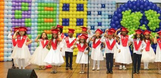 -Graduación Moving up donde 48 niños y niñas que cursaban el grado de Kínder ahora darán inicio a educación primaria.