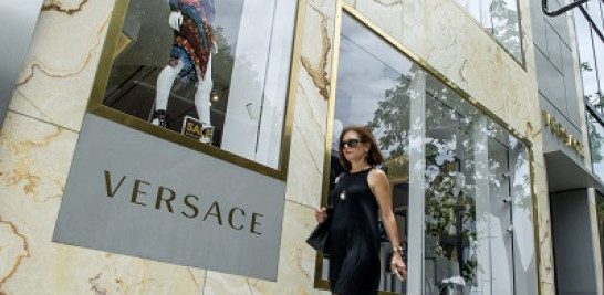Una mujer camina frente a la tienda Versace. Un cuarto de siglo después de la muerte de su creador, la firma italiana sigue manteniendo el pulso creativo en todo el mundo. EFE/Giorgio Viera