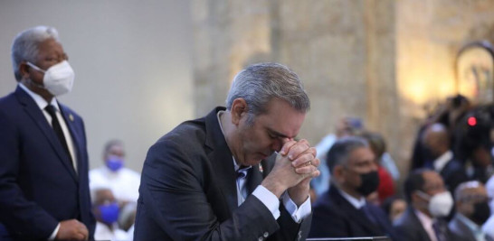 El presidente Luis Abinader orando en la eucaristía por el aniversario del PRM. Foto de archivo del PRM.